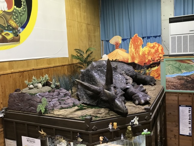 海洋堂のお宝品の一つ、実際にジュラシックパークの映画で使われていた実物大のトリケラトプスが展示されています。その大きさを実際に見てみて下さい。_海洋堂ホビー館四万十