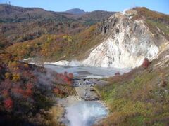 大湯沼の紅葉の写真1
