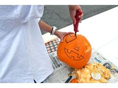 ハロウィンランタンづくりの写真1