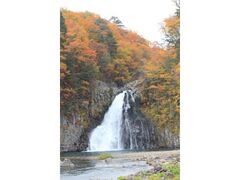 法体の滝の紅葉の写真1