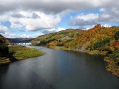 あさひ月山湖の紅葉の写真1