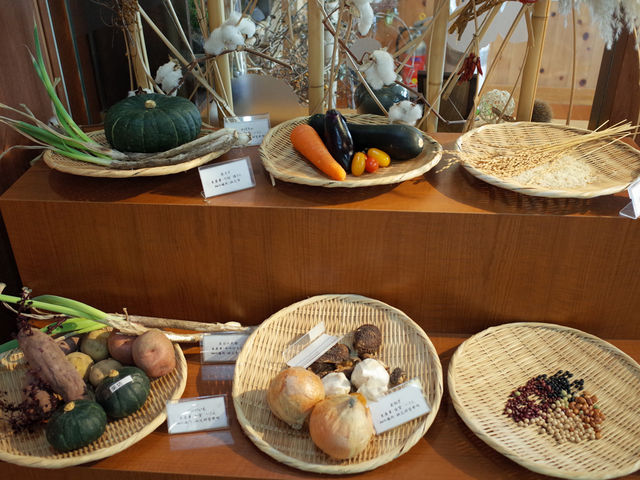 埼玉県産の野菜や豆などがディスプレイされいたので食べてみたくなりました。_地場産センター物産館