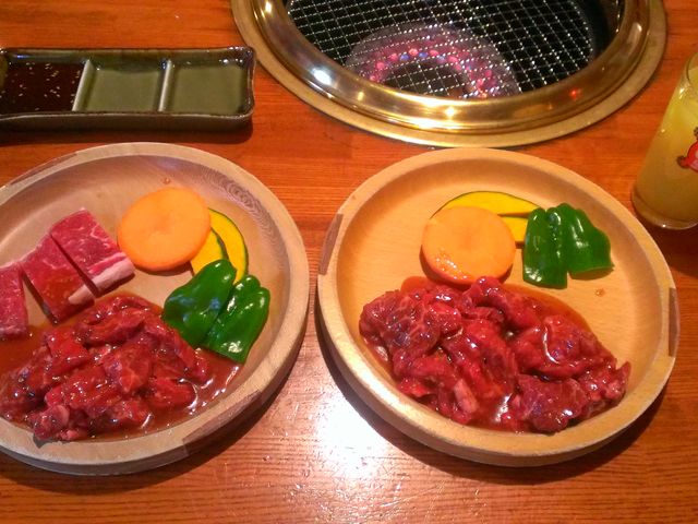 ロースカルビ定食と焼肉定食。ご飯、味噌汁付いてリーズナブルで美味しい!_ろぐ亭