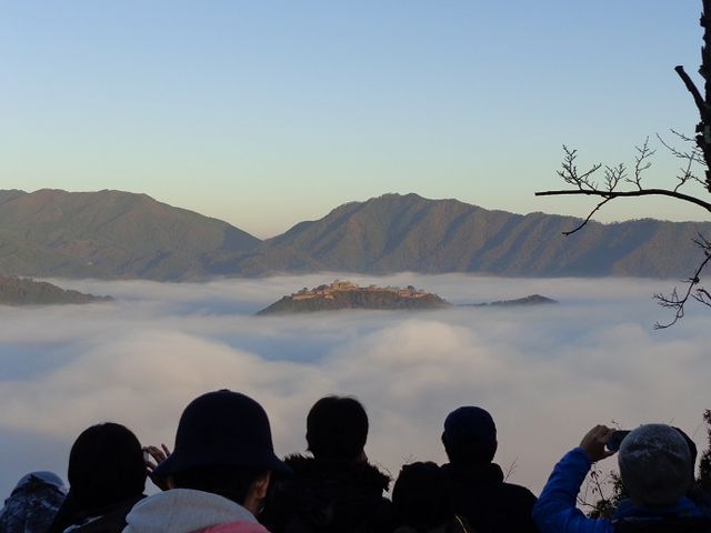 第一展望台の見学人を一緒に撮影しました。_竹田城跡