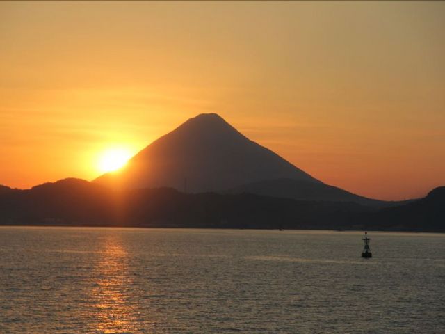 屋久島より指宿への高速船中で夕日の写真が運良く撮影出来
海にきらきらとしたひとすじの光は宝石の様_開聞岳