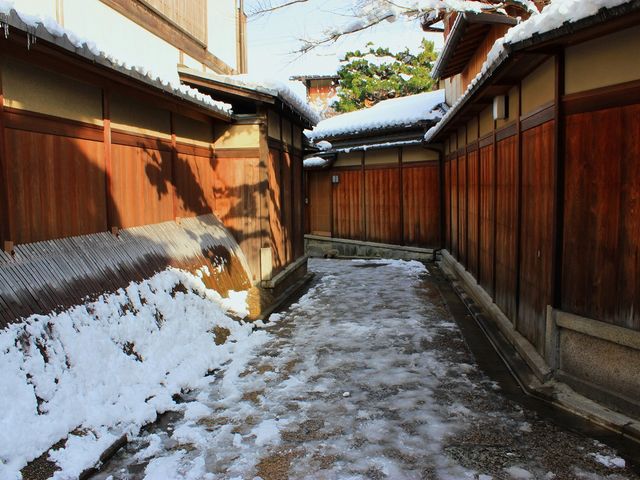 犬矢来(いぬやらい)にも雪がのってるなんて
なんだか嬉しい♪_石塀小路