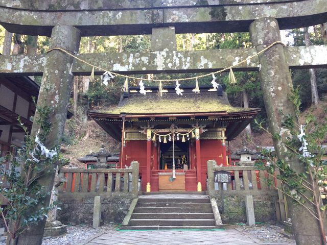 鳥居から拝殿を望む_鳳来山東照宮