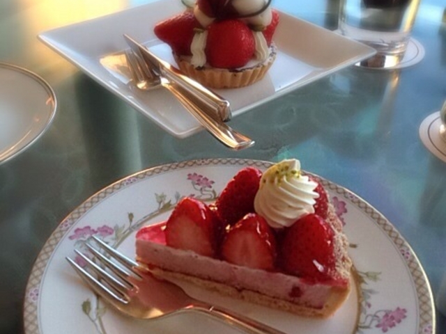 ラウンジのケーキセット_大磯プリンスホテル