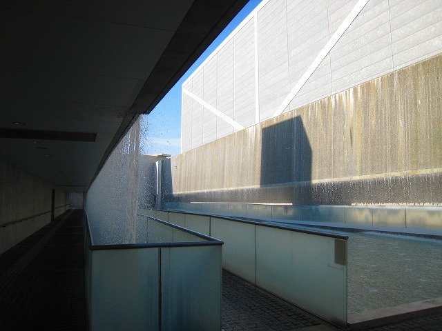 右の建物の中に土手の断面_狭山池博物館