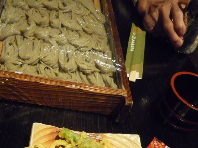 食券を買うと出前してくれる、小嶋屋さんのお蕎麦です。_千手温泉 千年の湯