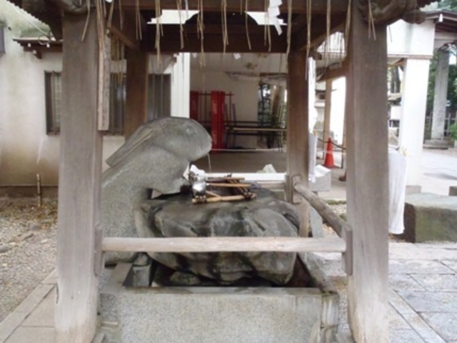手水舎も兎。_調神社