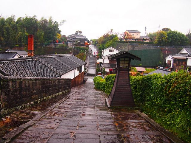 向かいの坂に傘をさした着物姿の女性_杵築武家屋敷