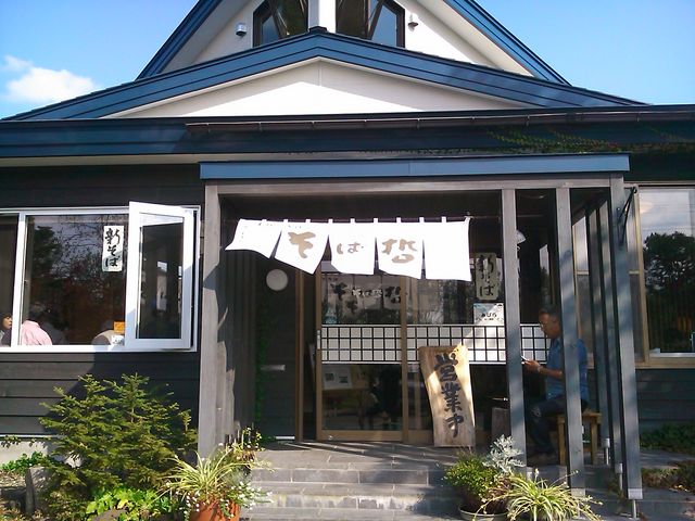 お店は結構大きめですがそれでも休日は混んでます_手打そば そば哲