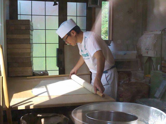 お店の隅では蕎麦打ちの様子が・・・_手打そば そば哲