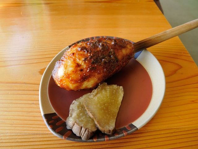 出来立て「元祖みそたんぽ」&いぶりがっこ_たつこ茶屋