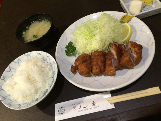 ヒレカツ定食。この他に小鉢のおかずがもう1品つきます。_とん香
