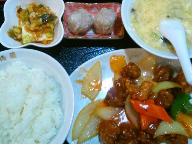 ランチの『酢豚のセット』。焼売等も付いてきます。_梅蘭 センター北店