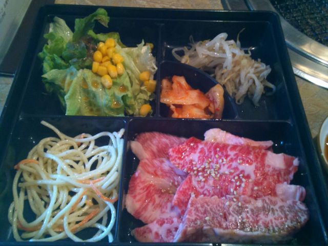 ランチの『和牛カルビ』。御膳に入ってきます。サラダ、今日の一品、キムチも。_黒毛和牛とホルモン 焼肉 貴味苑 目黒店