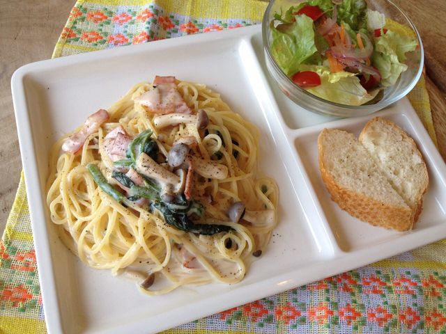 クリームパスタ♪サラダとスープとバケットがついてました。_smudge commu スマッジ コミュ