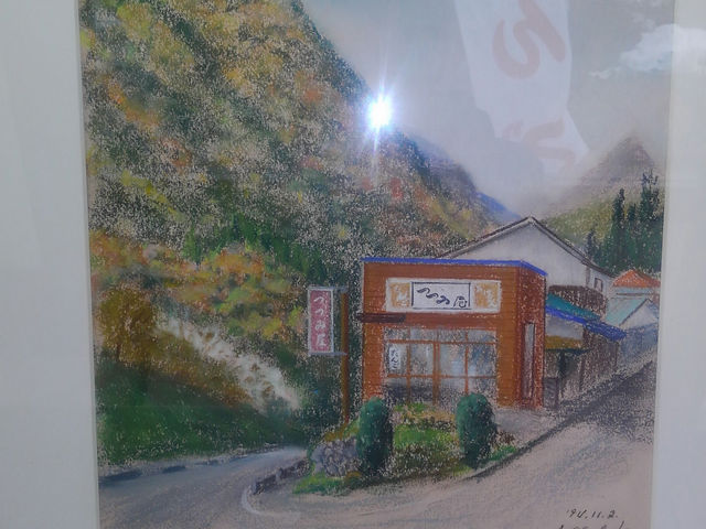 店内に展示されている絵画_つつみ屋