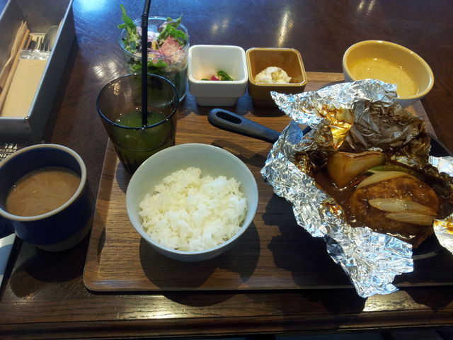 ハンバーグランチ美味しかった〜♪ドリンク飲み放題も種類がいろいろあってゆっくり出来てお値打ちでした♪_YURT 大名古屋ビルヂング店