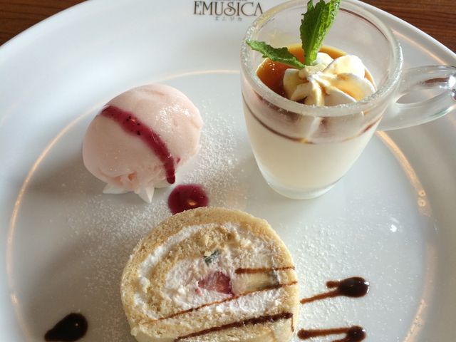 白桃のソルベ パンナコッタ キュウイやバナナのロールケーキ_EMUSICA