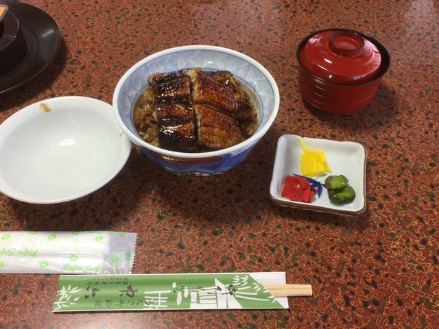 昼の部はうな丼のみ。3切れ、4切れ、5切れの3種類です。_中六