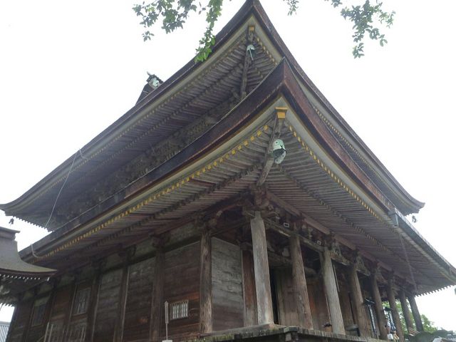本殿を見上げる_総本山 金峯山寺