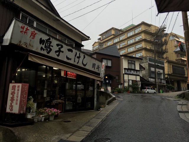 滝の湯に行く途中です。_岡崎斉の店