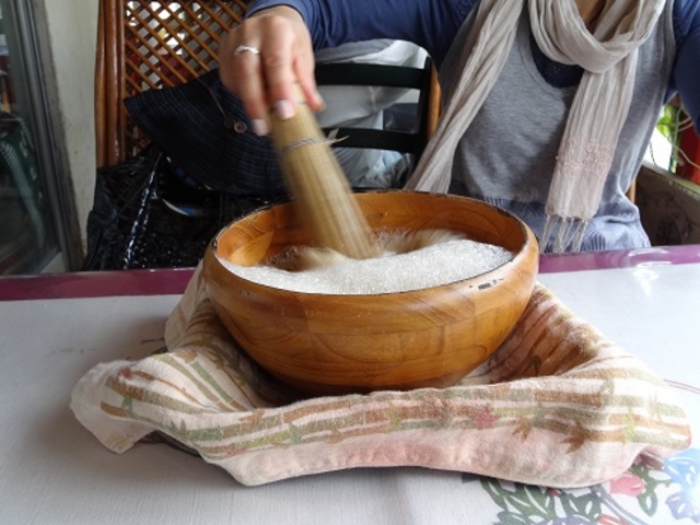 泡をお茶の上に持ってピーナッツ粉をかけて頂きます_嘉例山房