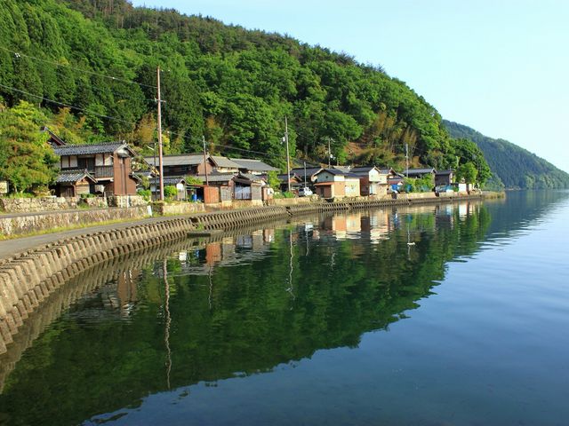 湖面に映る集落_菅浦