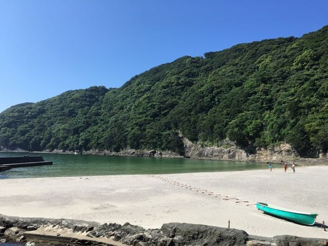 つぼやの前には美しい鍋田浜が!_つぼや