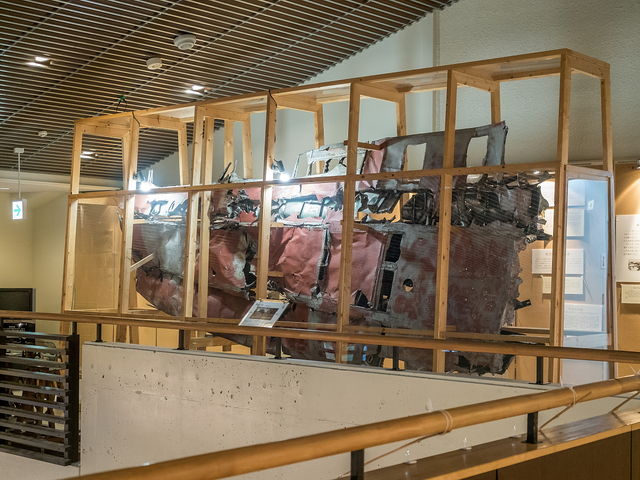 零戦の翼、レアな32型です。
アクリル板の反射で写真撮るのに苦労します。
赤塗装で日の丸が反転?_倶知安風土館
