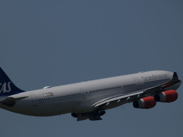 窓の外を飛行機が上昇していきます_ルミエール