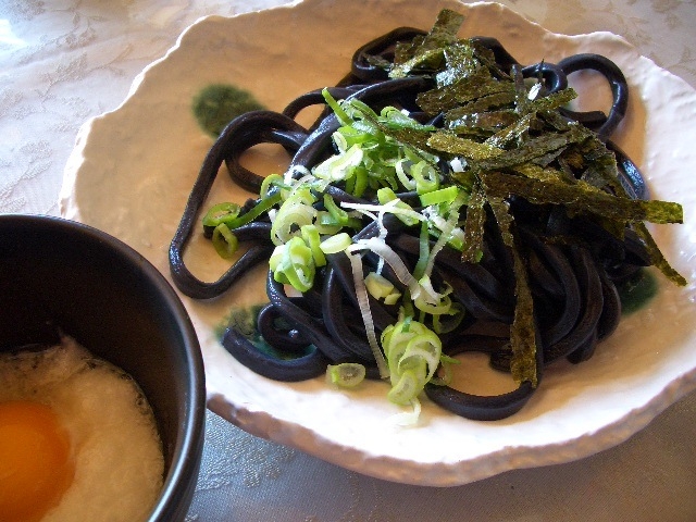 イカスミじゃなくて竹炭_入山うどん