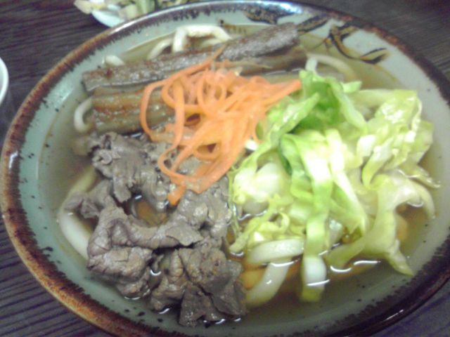 肉と刻んだキャベツ、ごぼうの具が特徴的_みさきうどん