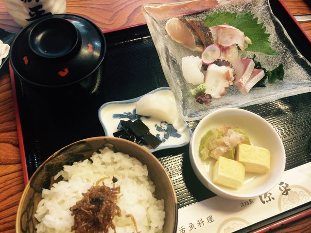 刺身定食。お味噌汁も、とても美味しかった。_源平