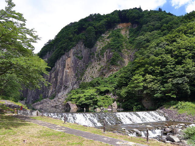 公園入り口から見える材木岩_材木岩
