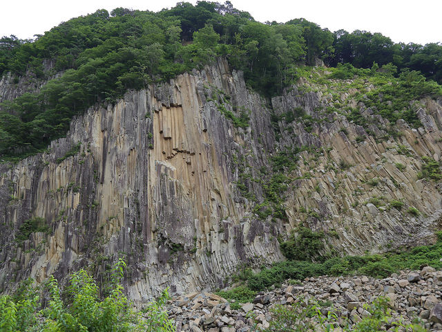材木岩独特の岩肌_材木岩