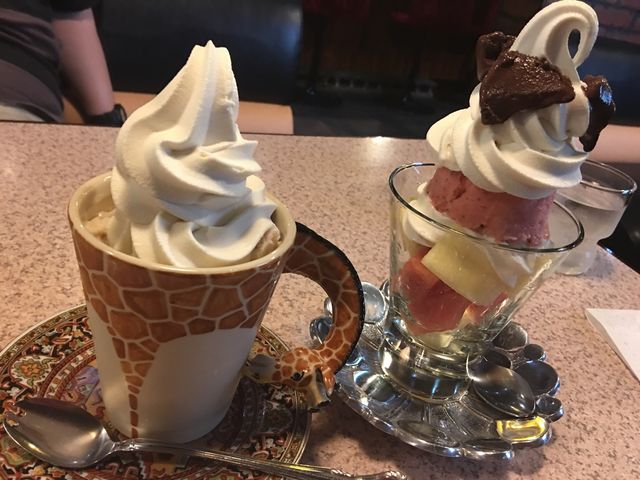 キリンの器をチョイス_パフェ&レストラン ハワイ 長崎出島店