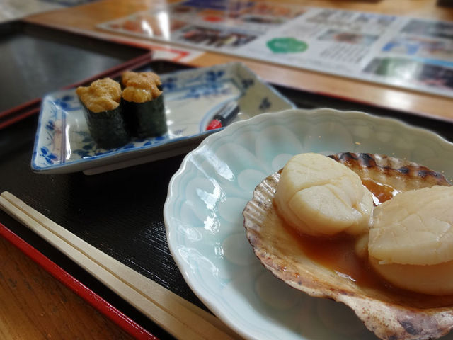 ウニ軍艦と焼きホタテ_利尻亀一