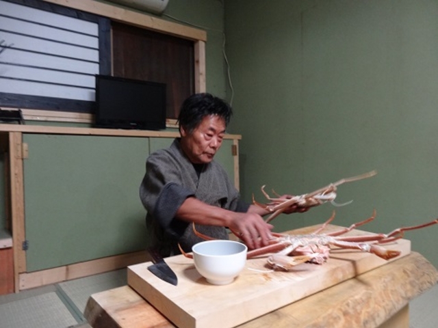 店主が目の前で蟹をさばく_いけ活かに 竹林