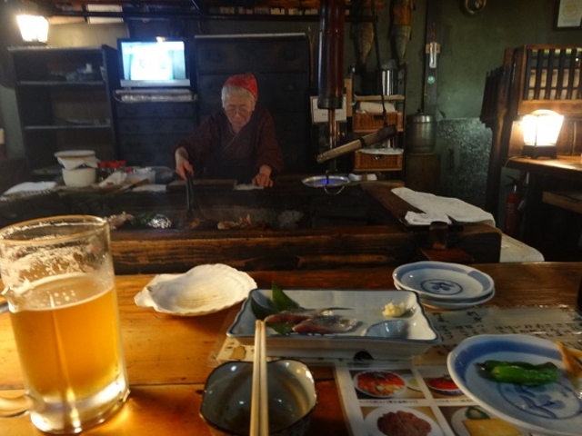 お婆さんが着ききりで焼いてくれます_炉ばた