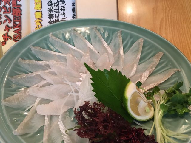 穴子のお刺身です。
お値段なんとこの量で1000円で、絶品_八千代丸 博多駅前店