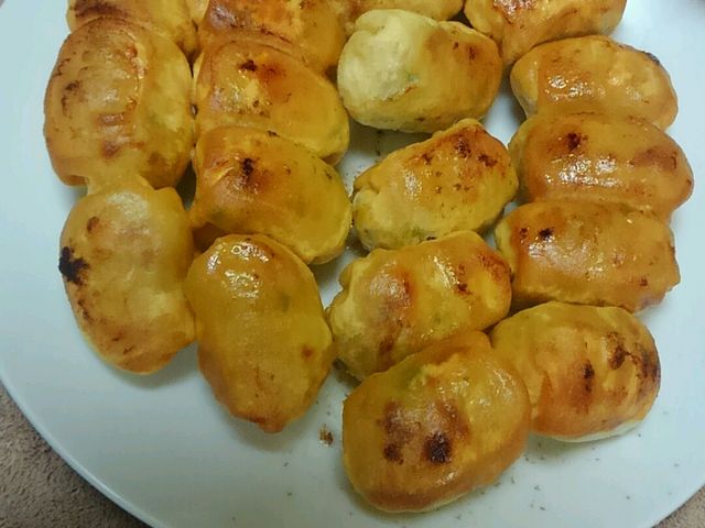 冷凍便で(^^)b届き、早速焼きました。写真説明書入りで、凄く心強かったです。パリパリもちもち(^^_ホワイト餃子本店