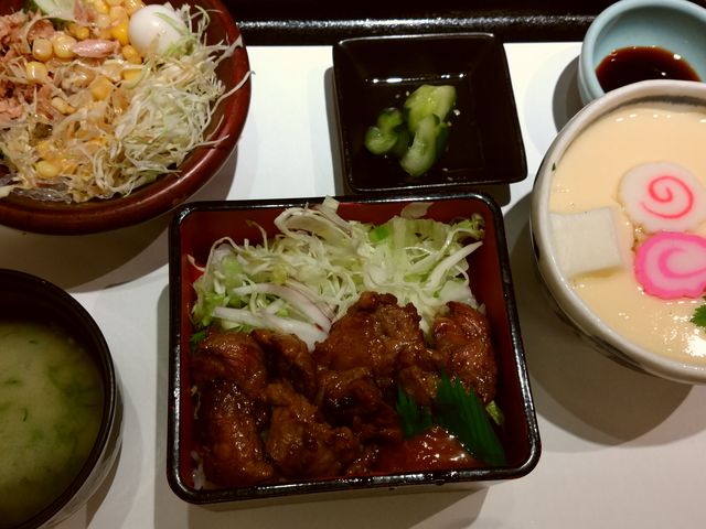 食べ比べ丼のかわりに食べた丼です_馬刺し&焼き鳥 えびす門