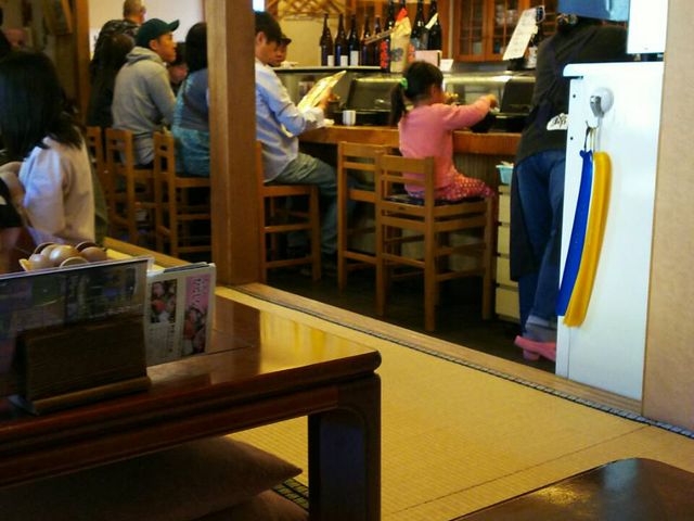 店内はカウンターと座敷_錦