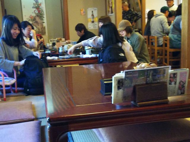 店内はカウンターと座敷_錦