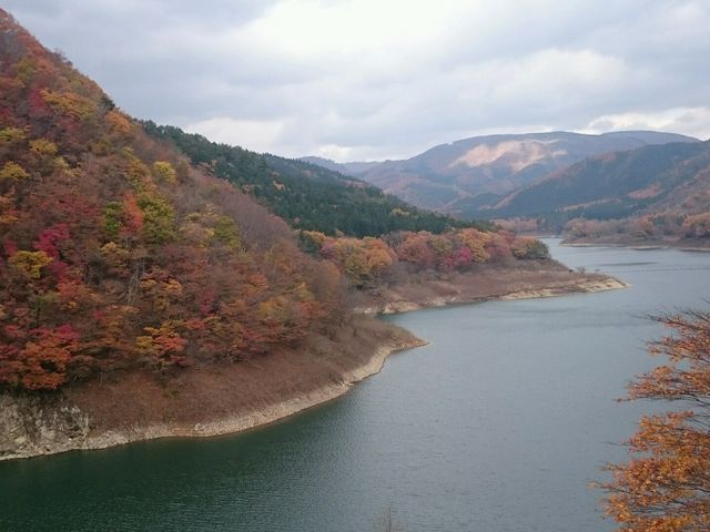 紅葉とエメラルドグリーンの湖面_鳴子ダム