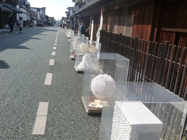 全ての軒下にはそれぞれの個性あふれるアート照明が飾られていた_うだつの上がる町並み